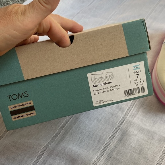TOMS NWT embroidered platform shoes. - Picture 8 of 12
